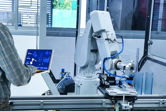 automatyczny robot w fabryce